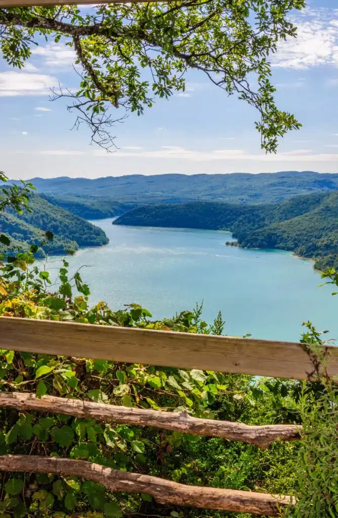 lac de Vouglans, 3e plus grand lac artificiel de France, entre Lons-le-Saunier et Saint-Claude