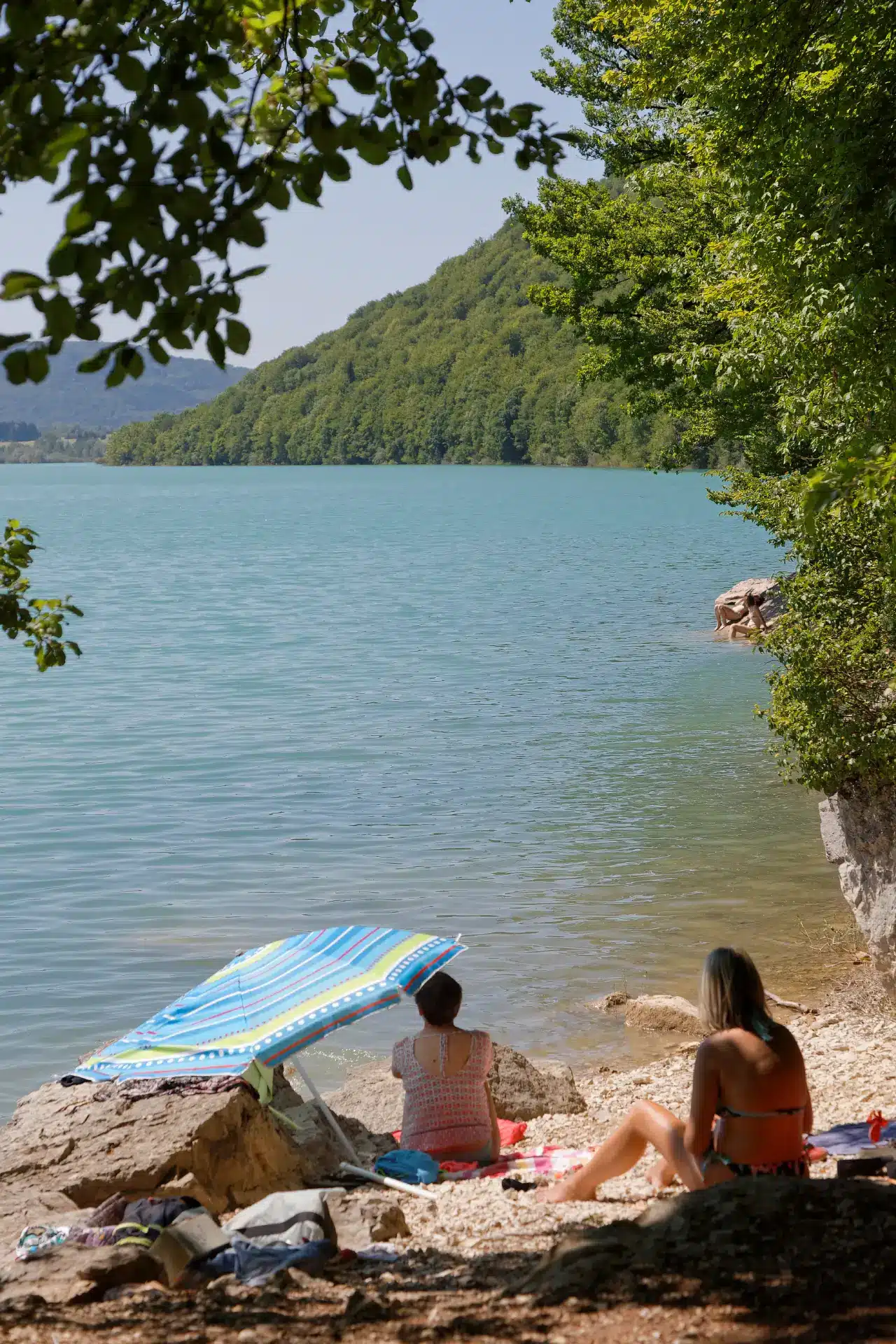 Bain de soleil au bord du Lac de Chalain